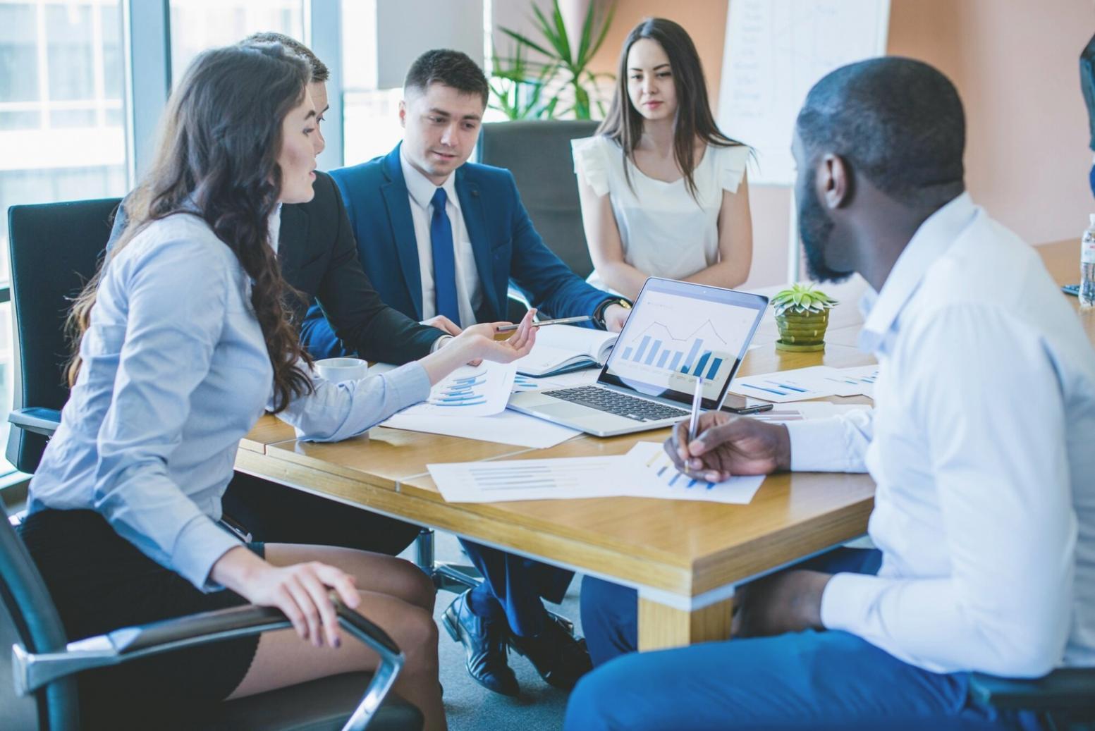 Equipo de análisis financiero trabajando en proyecto industrial
